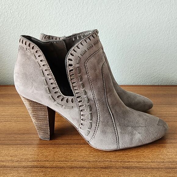 Vince Camuto Reeista Minimalist Style Cutout Zip Ankle Booties - Picture 5 of 11